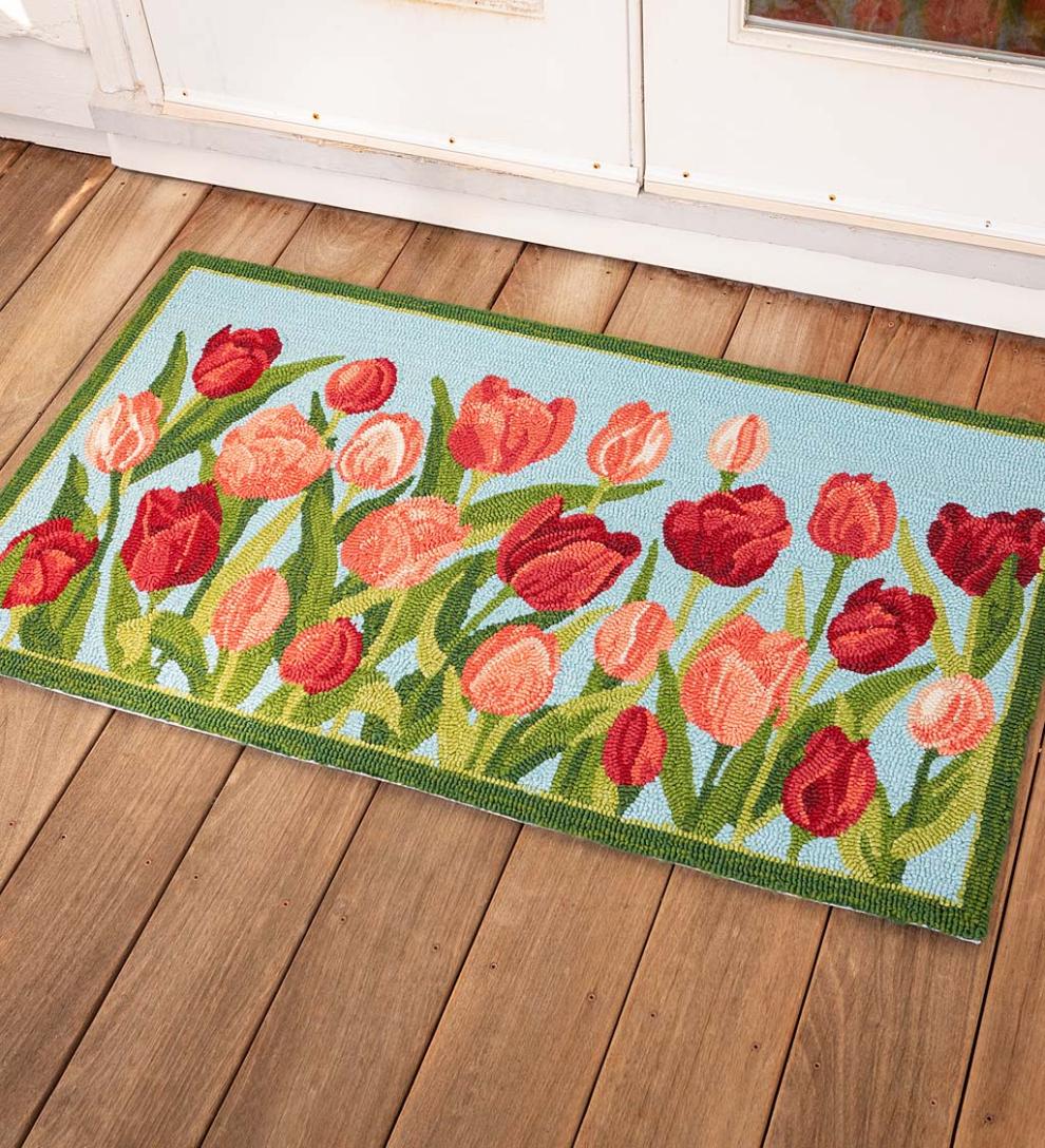Plow & Hearth Small Accent Rugs Indoor Living Indoor/Outdoor Pink Tulips Hooked Polypropylene Accent Rug