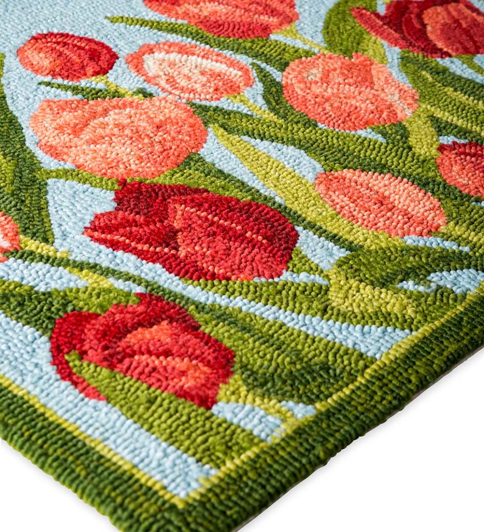 Plow & Hearth Small Accent Rugs Indoor Living Indoor/Outdoor Pink Tulips Hooked Polypropylene Accent Rug