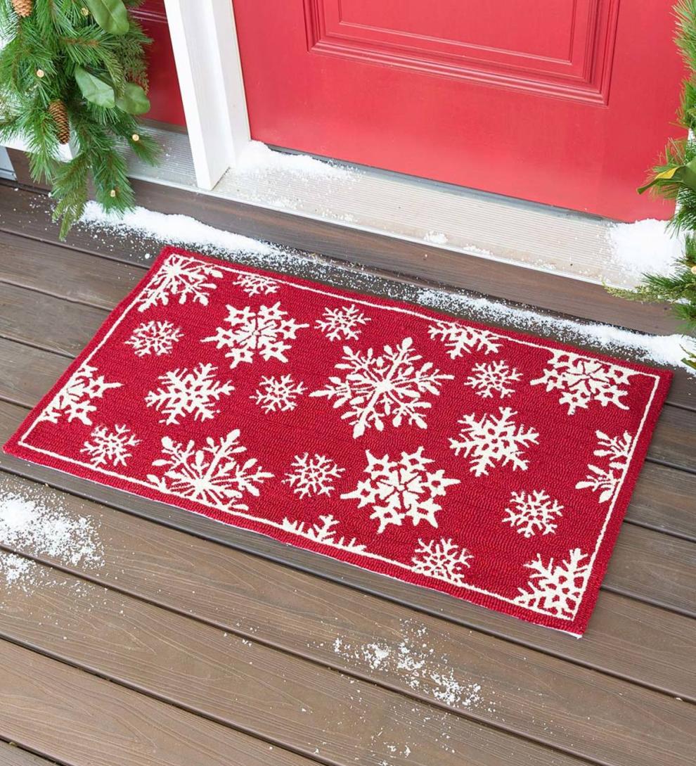 Plow & Hearth Synthetic Rugs Indoor Living Indoor/Outdoor Snowflakes Holiday Hooked Accent Rug